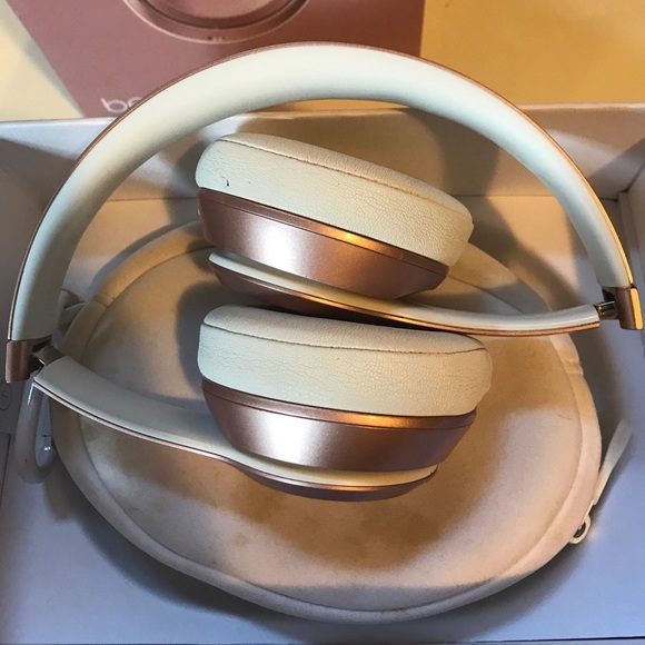 Beats Solo2 Wireless READ DESCRIPTION - Picture 6 of 8